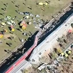 Video | Luchtbeelden tonen ontspoorde wagons na ernstige treinbotsing in Spanje