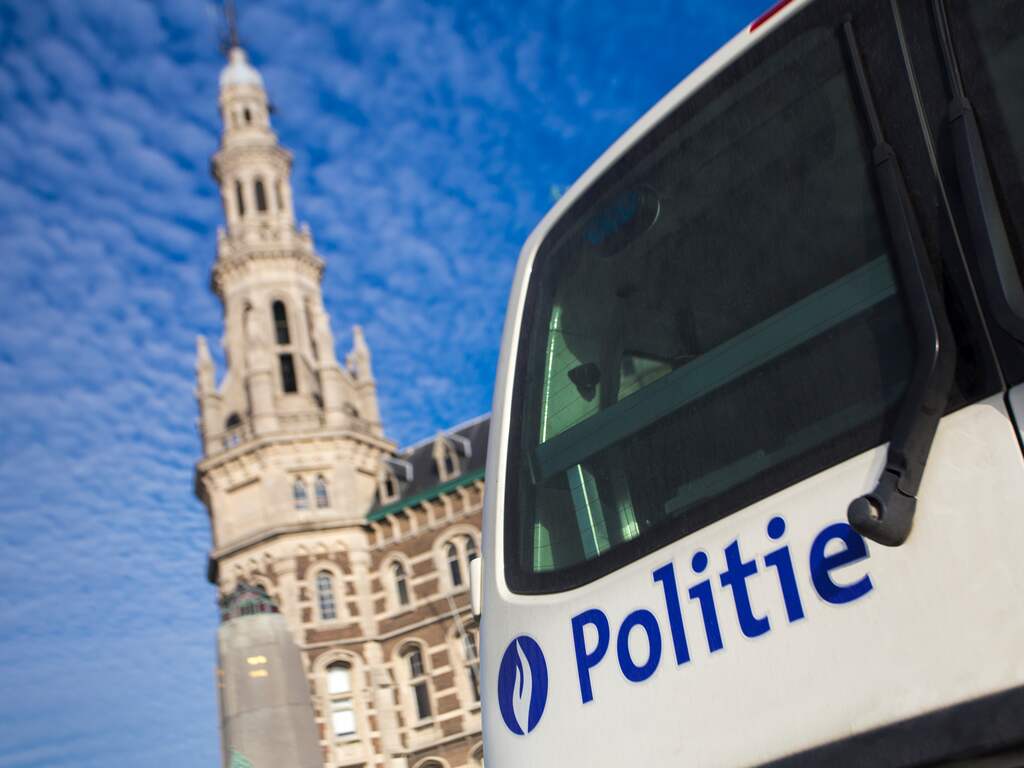 Auto rijdt in op jongeren in Vlaams dorp Zandvliet, vijf zwaargewonden