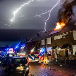 Blikseminslagen veroorzaken branden door het hele land, gewonde in Landsmeer