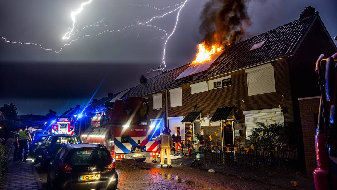 Blikseminslagen veroorzaken branden door het hele land, gewonde in Landsmeer