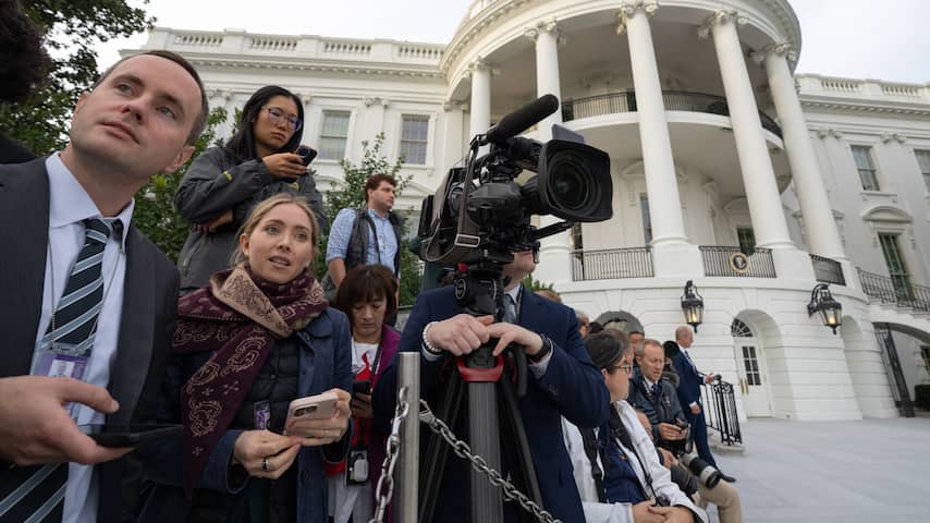 Trump lapt uitspraak rechter aan zijn laars en blijft journalisten weren