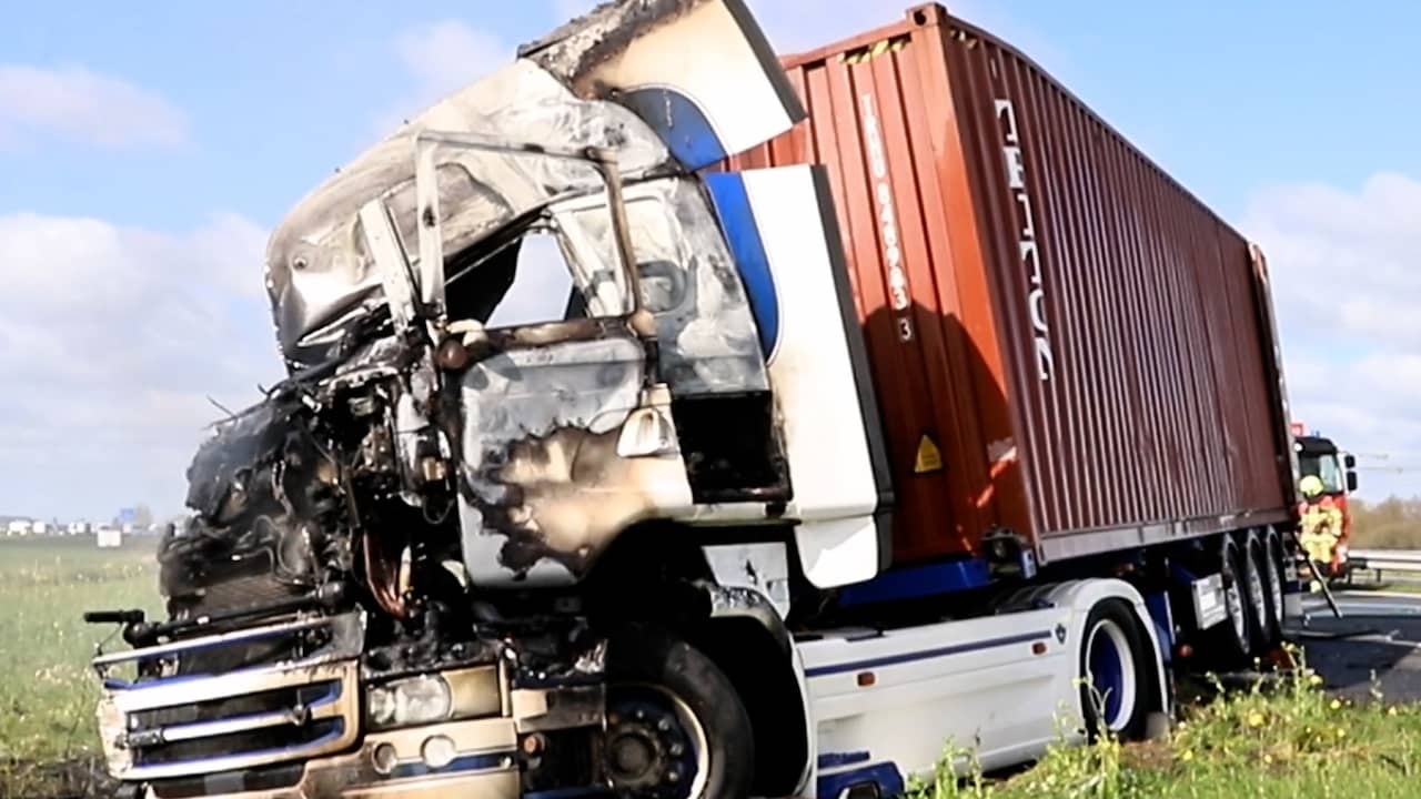 Video | Vrachtwagen zwaar beschadigd na ongeluk met andere truck op A15