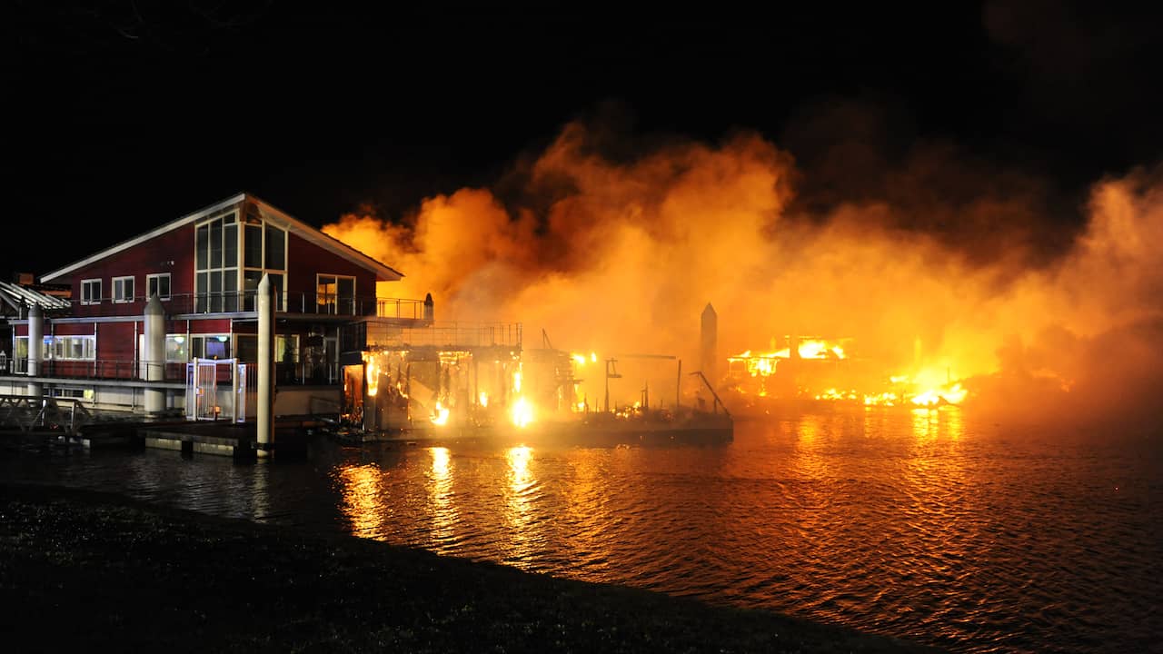 Video | Brand in jachthaven Limburgse Wessem