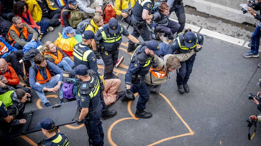 politie-haalt-xr-demonstranten-van-a12-in-den-haag-na-oproep-snelweg-te-verlaten.jpg