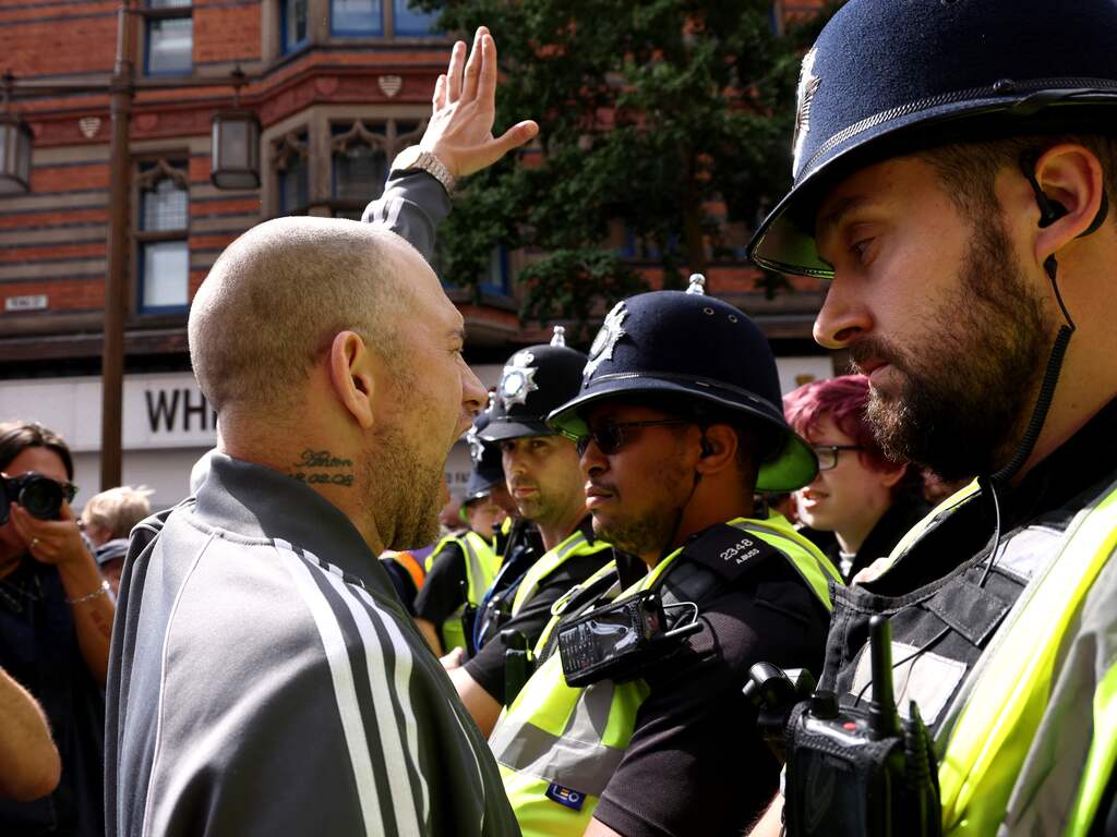 Britse regering houdt crisisoverleg na golf van rellen in weekend