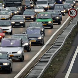 Anderhalf uur vertraging op de A50 richting Oss door glasplaat op de weg