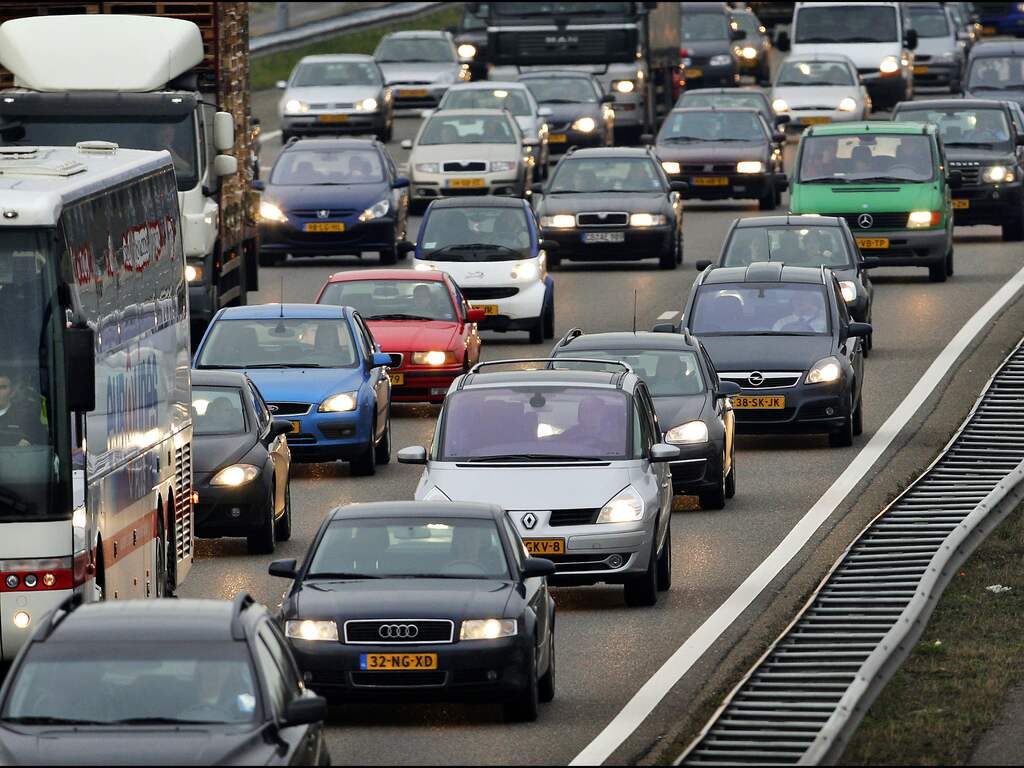 Verkeer rond Utrecht 'compleet vastgelopen' door wegwerkzaamheden A2