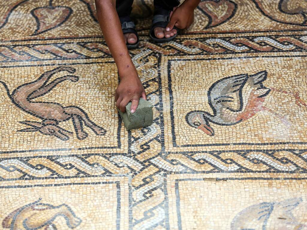 Boer in Gaza vindt eeuwenoud Byzantijns mozaïek bij planten van boom