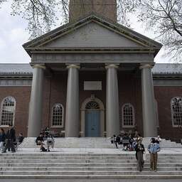 Harvard sleept regering-Trump voor de rechter vanwege bevriezing overheidsgeld