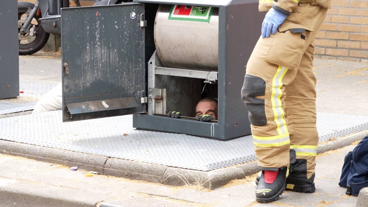 vuilniswagen-kiepert-vastzittende-man-uit-container-in-rotterdam.jpg