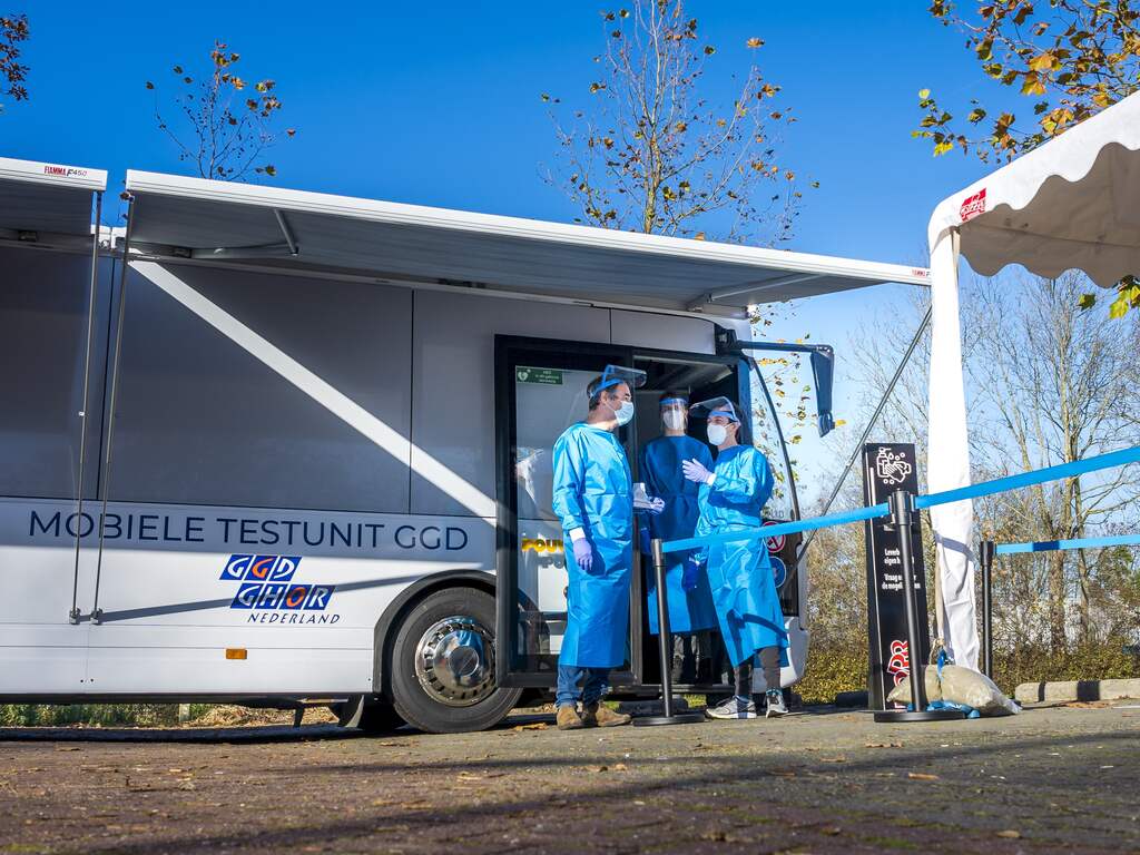 Weer minder positieve coronatests en opnames, maar najaarsgolf niet voorbij