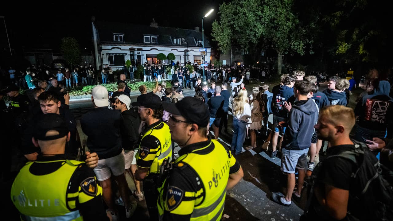 Video | Vuurwerk naar politie en gesneuvelde ruiten bij asieldemonstratie in Rhenen