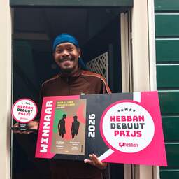 Xillan Macrooy wint Hebban Debuutprijs 2026: 'Een droom voorbij een droom'