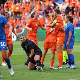 Oranje dankzij treffers Miedema in uitzwaaiduel met krappe zege naar EK