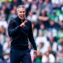 Feyenoord-coach Van Persie baalt van woedeaanval: 'Ga aan mezelf werken'