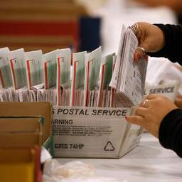 Trump mag strengere regels voor poststemmen voorlopig niet invoeren