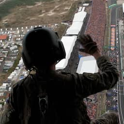 Video | Militairen zwaaien naar F1-publiek vanuit Chinook