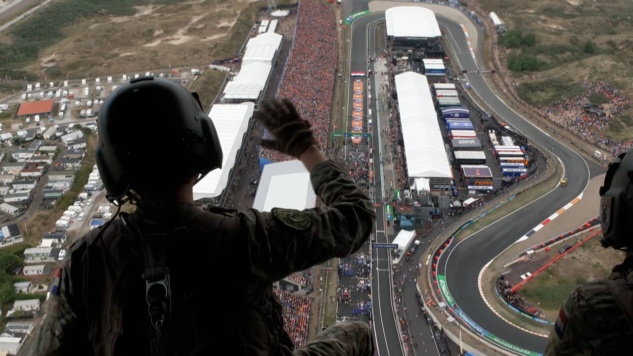 Militairen zwaaien naar F1-publiek vanuit Chinook