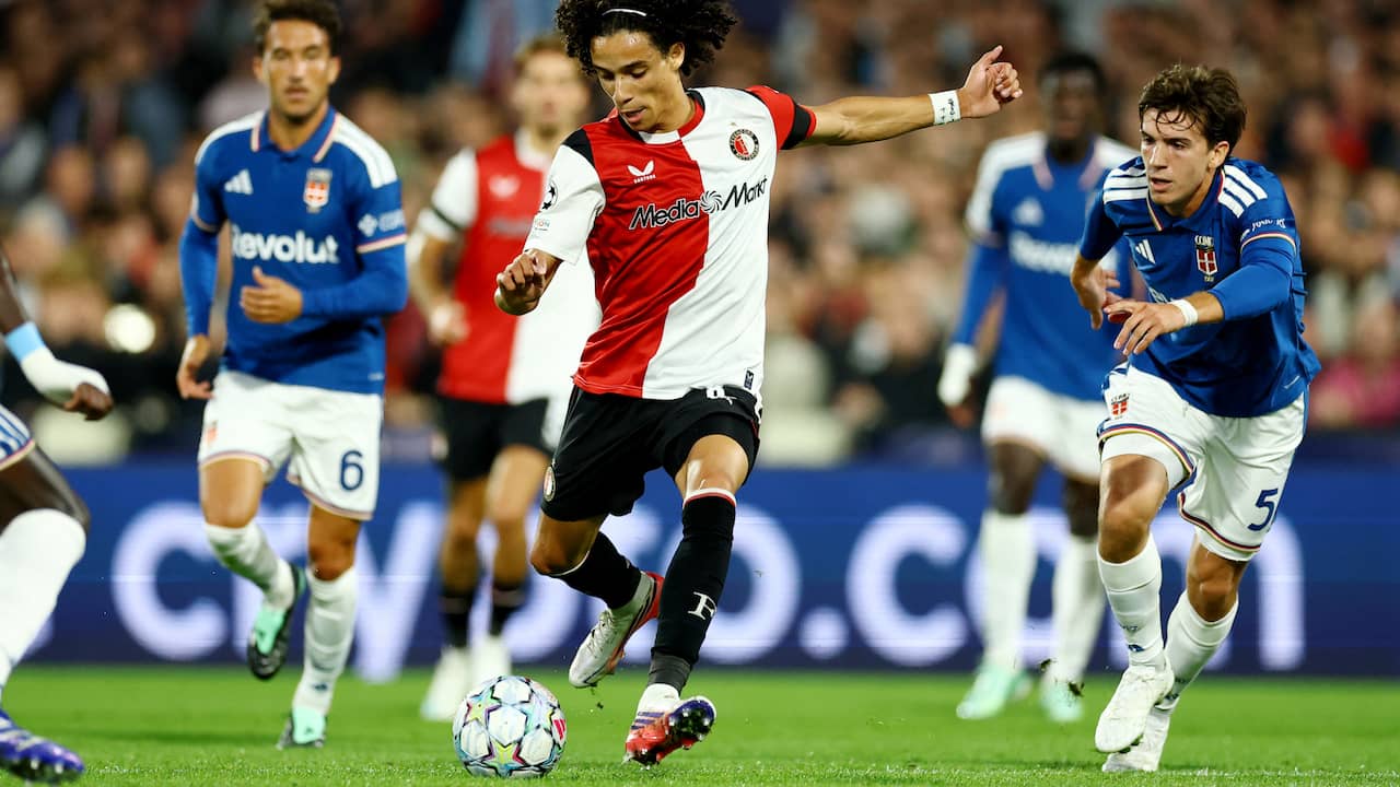Zechiël draait knap weg en schiet raak in hoek voor Feyenoord