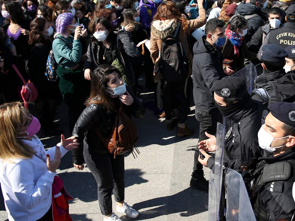 Turkse vrouwen massaal de straat op voor bescherming tegen huiselijk geweld