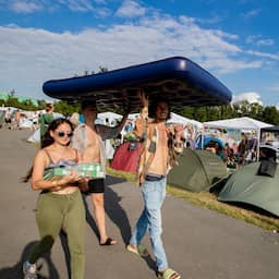 NU+ | Van bolderkarren tot opgerolde kleding: zo pak je slim in voor een festival