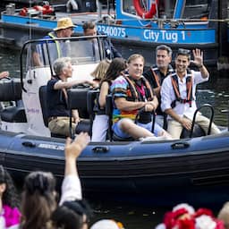 Amsterdam loopt vol voor botenparade Pride, premier Jetten aanwezig