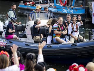 Jetten op een boot tijdens Amsterdam Pride