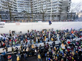 Georgina Verbaan en zangeres MEROL aanwezig bij klimaatprotest op A12