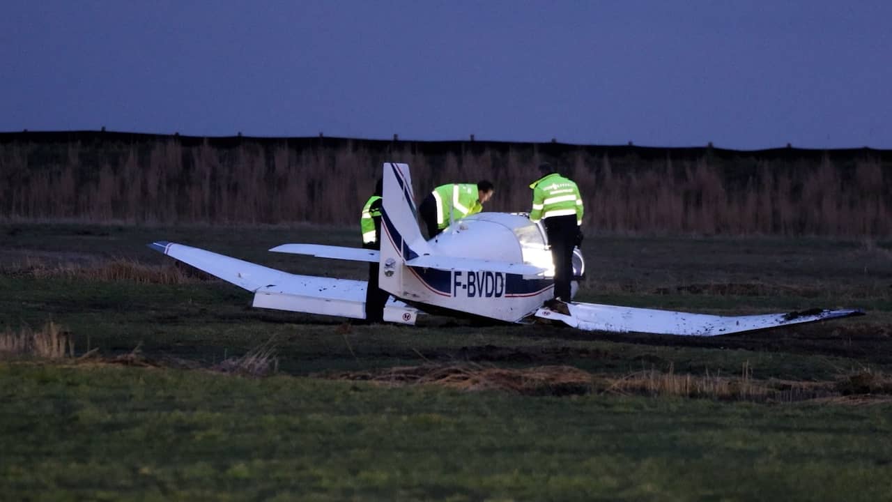 Video | Sportvliegtuigje ligt in weiland na noodlanding op Marken
