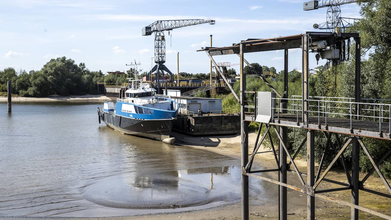 Rijn bereikt laagste waterstand ooit op plek waar rivier Nederland binnenkomt