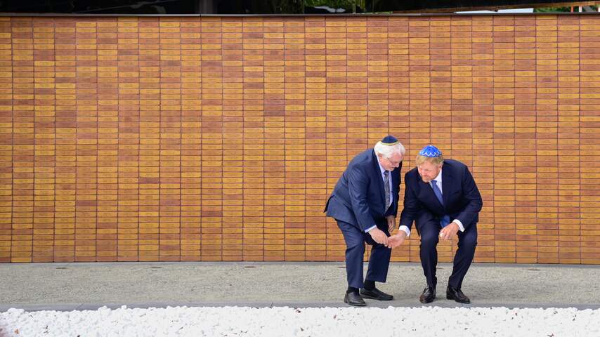 Koning Willem-Alexander onthult Holocaust Namenmonument