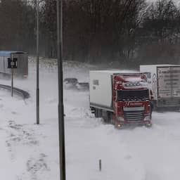 Live winterweer | Automobilisten negeren wegafzetting en rijden zich vast