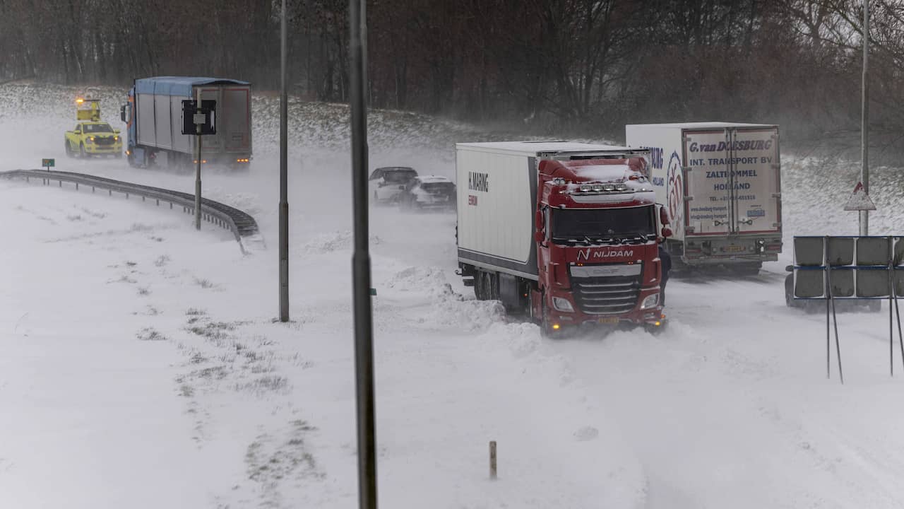 Live winterweer | Automobilisten negeren wegafzetting en rijden zich vast