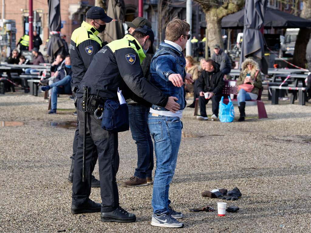 Amsterdam zet 45 waarnemers in bij proef met preventief fouilleren
