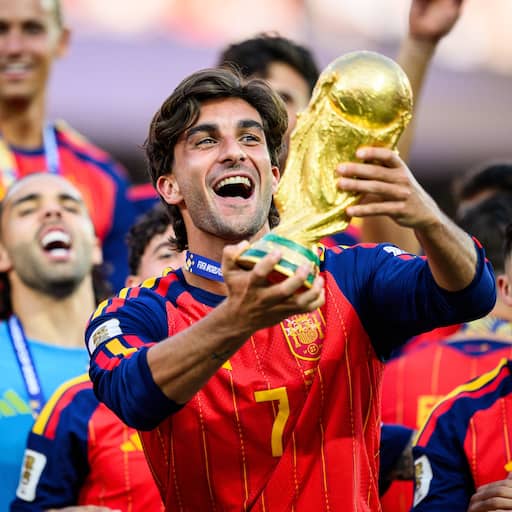 Spaanse WK-held Torres verkast voor 50 miljoen van FC Barcelona naar PSG