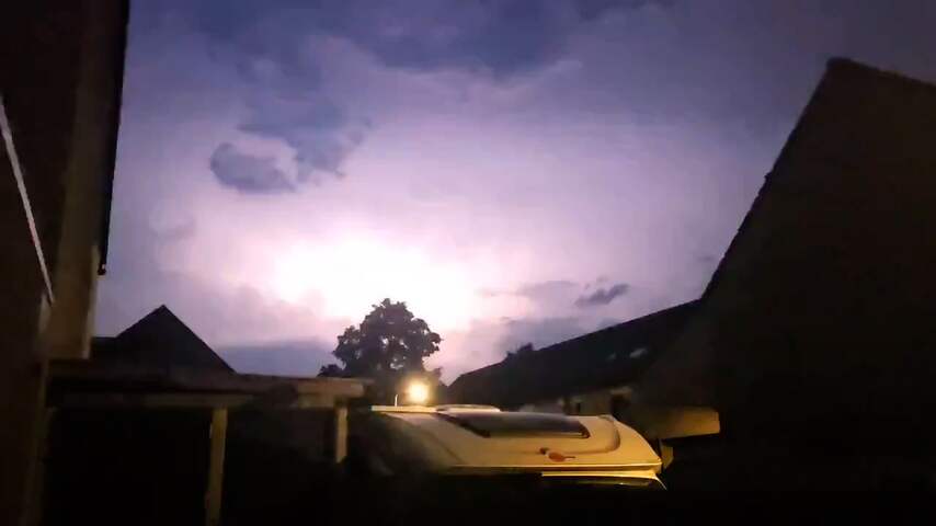 Onweer zorgt voor spectaculaire lichtshow boven Nederland