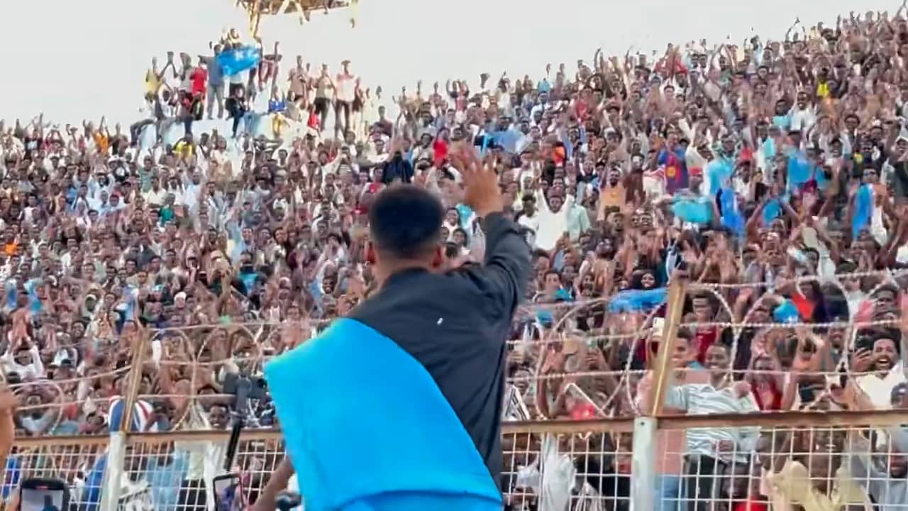 Geweerde WK-scheidsrechter krijgt heldenonthaal in thuisland Somalië