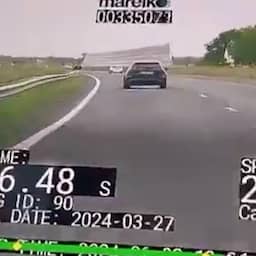 Video | Jonge bestuurder knalt met 235 kilometer per uur over A4