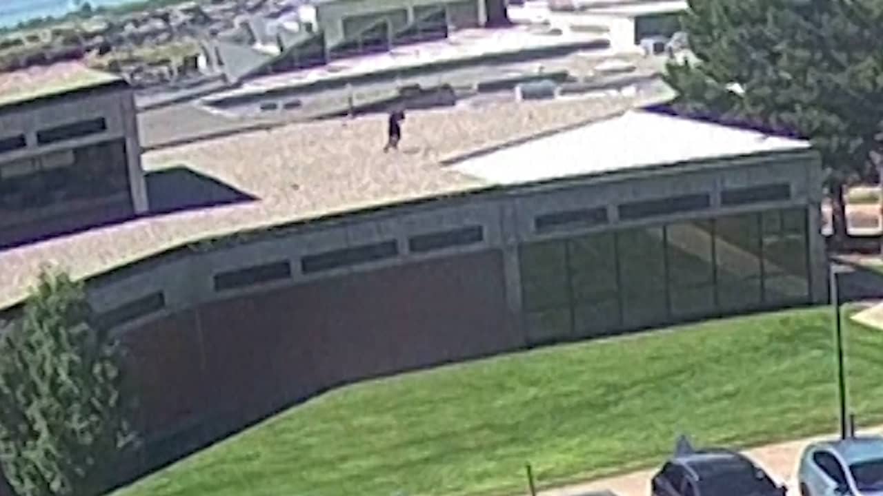 Beeld uit video: Beelden tonen hoe verdachte van moord op Charlie Kirk vlucht