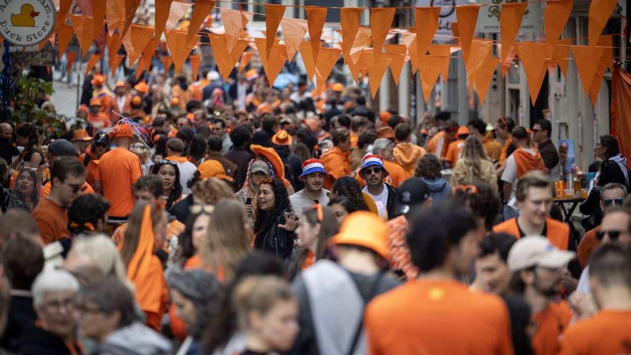 Live Koningsdag | Programma in Dokkum voorbij, steden lopen vol