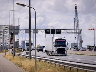 Duizenden vrachtwagens en touringcars rijden onbeboet over Merwedebrug