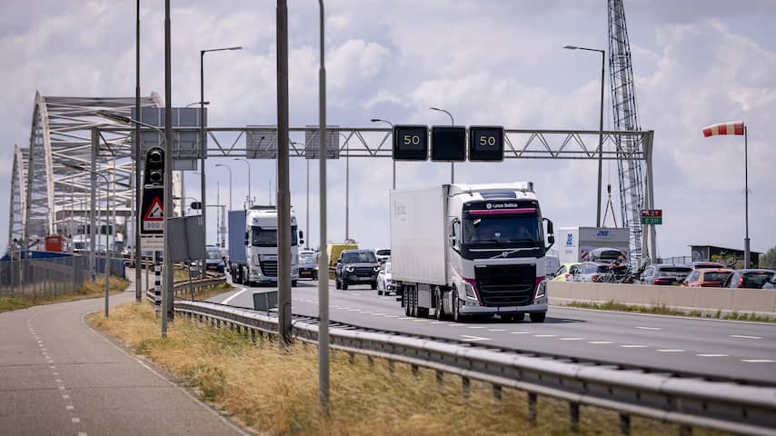 Duizenden vrachtwagens en touringcars rijden onbeboet over Merwedebrug