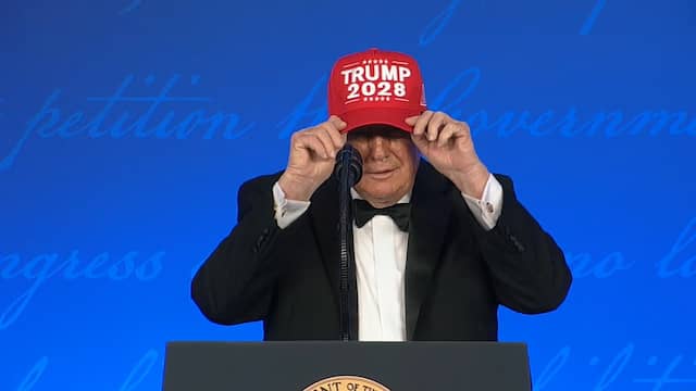 Trump grapt tijdens diner met de pers: 'Ik ga voor een vierde termijn'