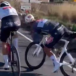 Video | Van der Poel gaat bijna onderuit tijdens trainingsrit in Spanje