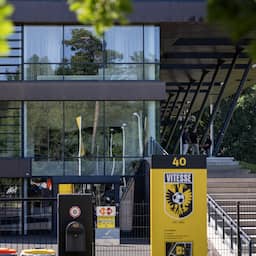 Oud-jeugdtrainer Vitesse krijgt zestig uur taakstraf voor sturen seksappjes