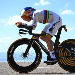 Evenepoel klopt Pogacar in tumultueuze tijdrit en boekt tweede zege in Tour op rij