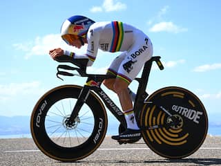 Evenepoel klopt Pogacar in tumultueuze tijdrit en boekt tweede zege in Tour op rij