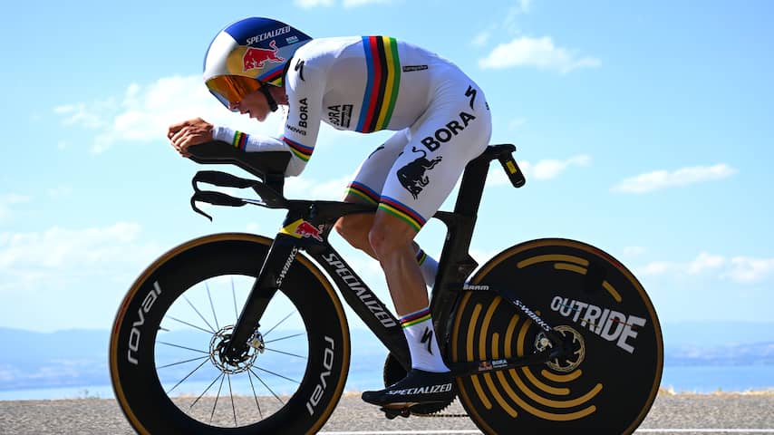 Evenepoel klopt Pogacar in tumultueuze tijdrit en boekt tweede zege in Tour op rij