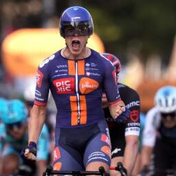 Video | Van Uden sprint verrassend naar ritzege in Giro
