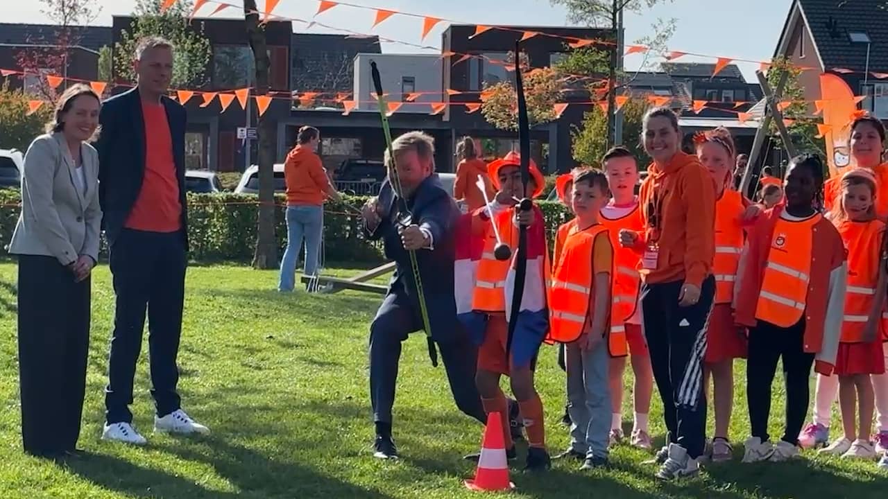 Video | Koning Willem-Alexander schiet met pijl-en-boog op school in Zeewolde